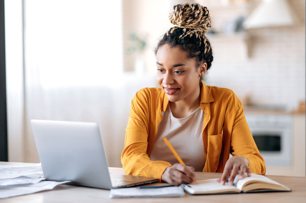 Femme étudiant sur un ordinateur